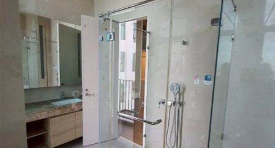 For rent 4 bedrooms condo in Yan Nawa, Bangkok