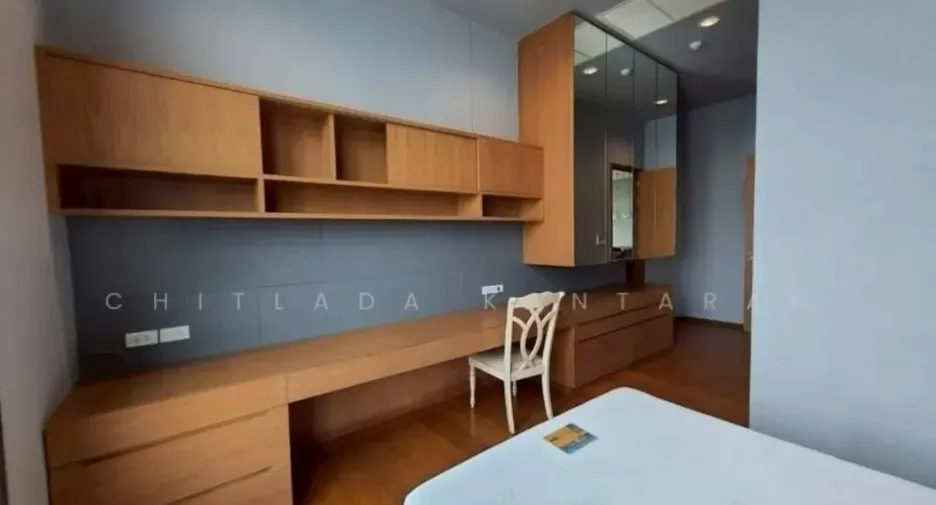For rent 4 bedrooms condo in Yan Nawa, Bangkok