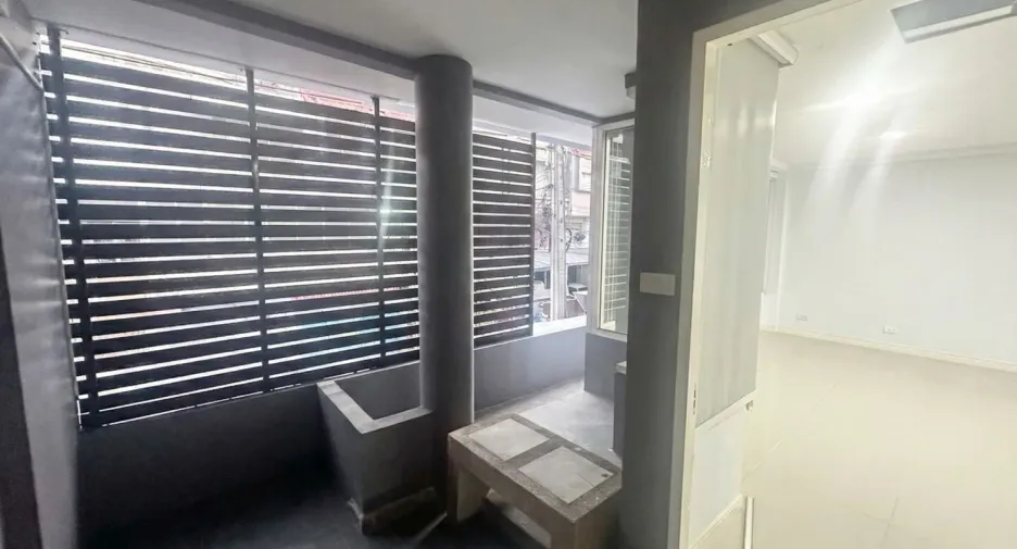 For rent office in Wang Thonglang, Bangkok