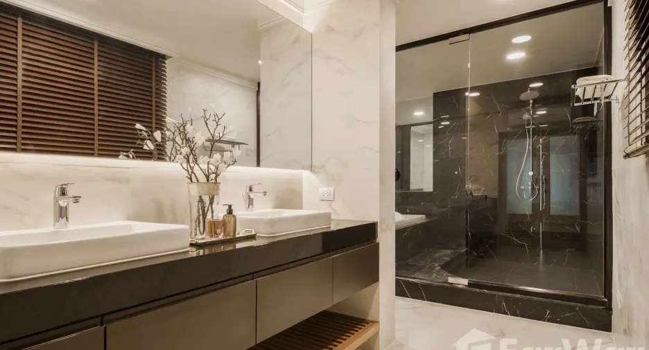For rent 3 bedrooms condo in Pathum Wan, Bangkok