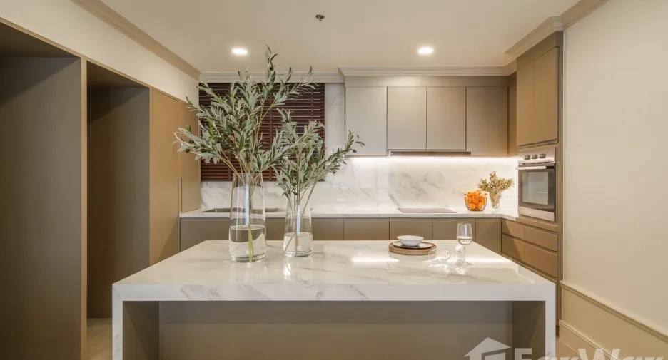 For rent 3 bedrooms condo in Pathum Wan, Bangkok