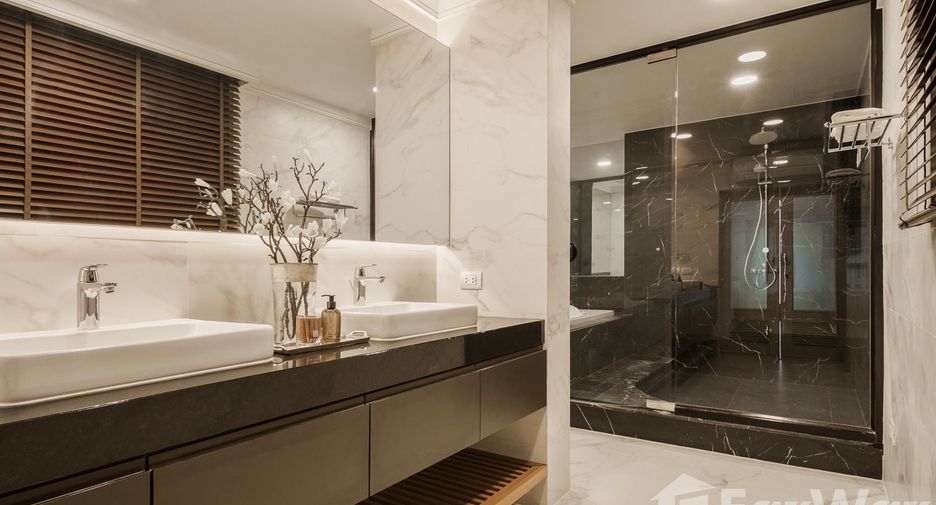 For rent 3 bedrooms condo in Pathum Wan, Bangkok