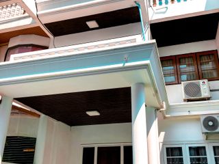 Casa adosada en alquiler de 4 habitaciones en Khlong Toei, Bangkok