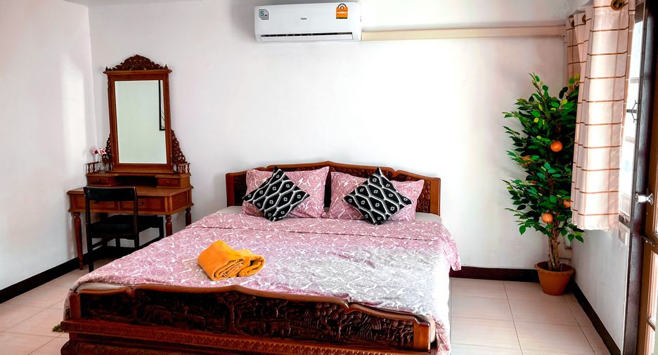 For rent 4 bedrooms townhouse in Khlong Toei, Bangkok