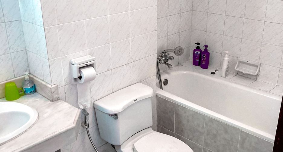 For rent 4 bedrooms townhouse in Khlong Toei, Bangkok