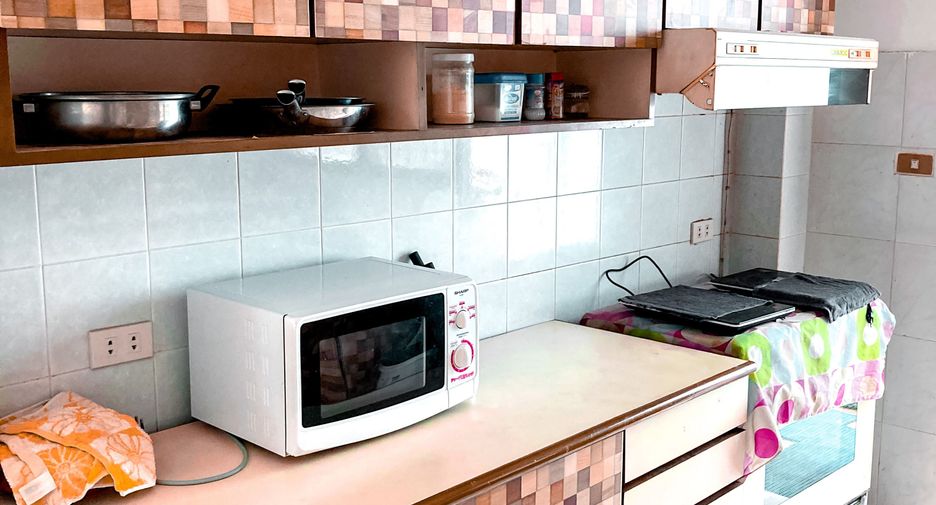 For rent 4 bedrooms townhouse in Khlong Toei, Bangkok