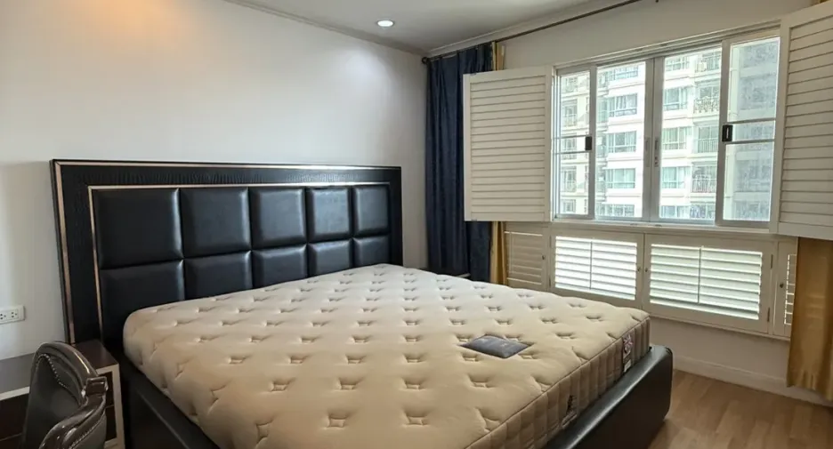 For rent 3 bedrooms condo in Yan Nawa, Bangkok