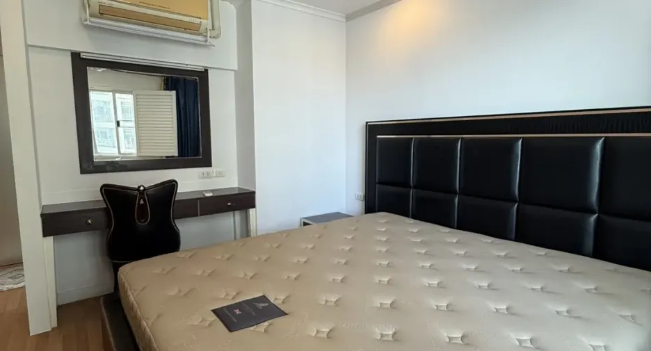 For rent 3 bedrooms condo in Yan Nawa, Bangkok