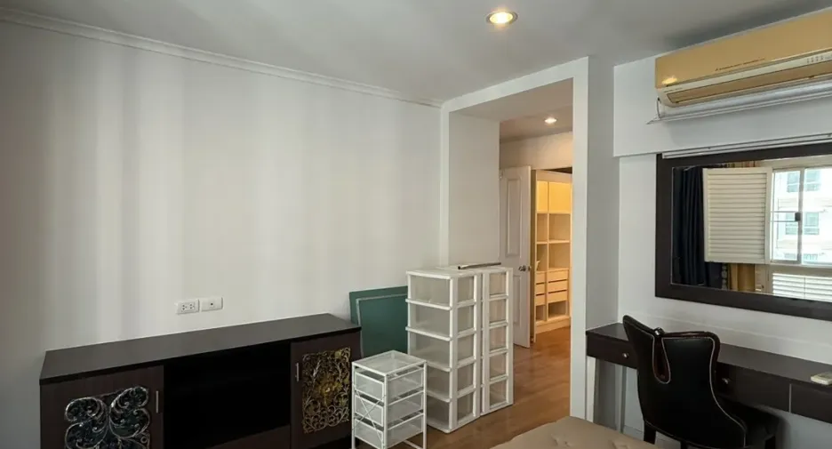For rent 3 bedrooms condo in Yan Nawa, Bangkok