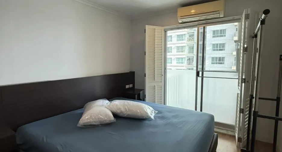 For rent 3 bedrooms condo in Yan Nawa, Bangkok