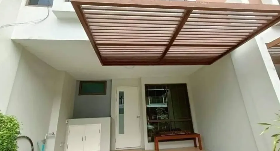 For rent 3 bedrooms townhouse in Phra Khanong, Bangkok