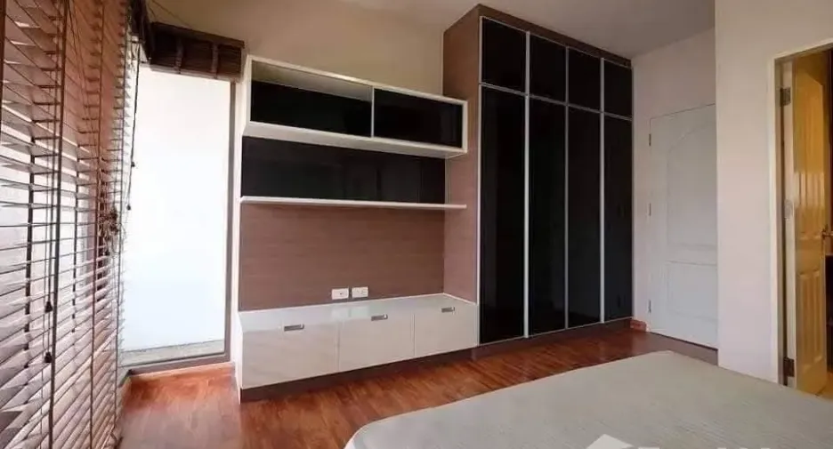 For rent 3 bedrooms townhouse in Phra Khanong, Bangkok