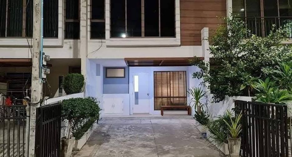 For rent 3 bedrooms townhouse in Phra Khanong, Bangkok
