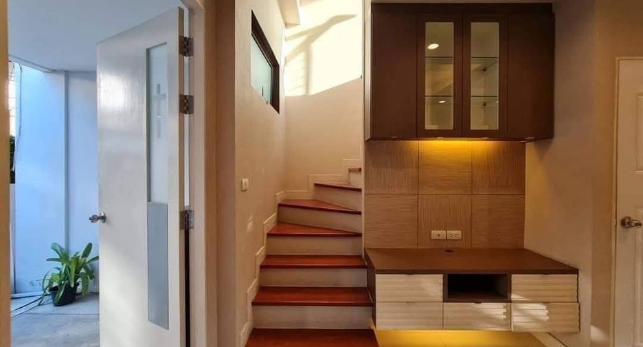 For rent 3 ベッドルーム townhouse in Phra Khanong, Bangkok