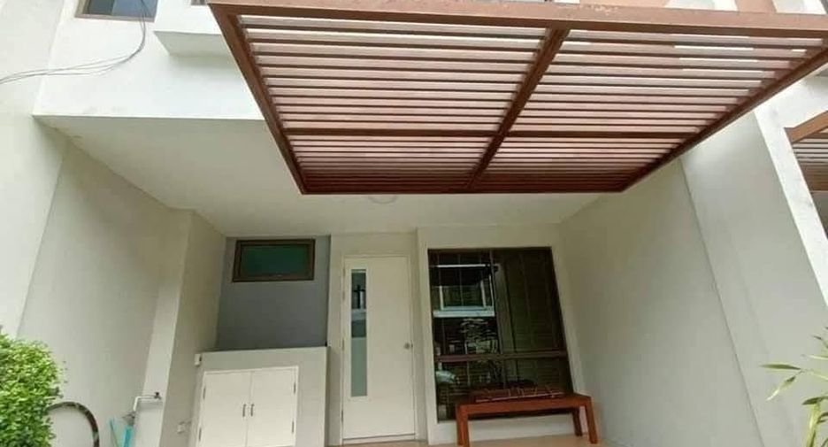 For rent 3 ベッドルーム townhouse in Phra Khanong, Bangkok