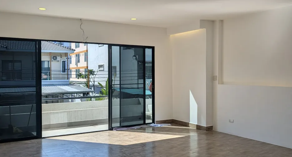 Reihenhaus zur Miete mit 6 Zimmer in Phra Khanong, Bangkok
