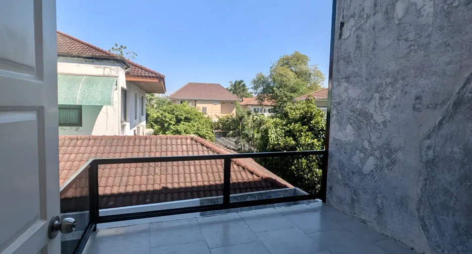 Reihenhaus zur Miete mit 6 Zimmer in Phra Khanong, Bangkok