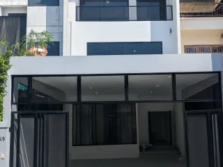 出租 6 卧室 联排别墅 在 Phra Khanong, 曼谷