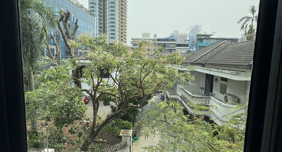 For rent 2 bedrooms apartment in Watthana, Bangkok