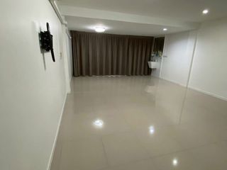 Reihenhaus zur Miete mit 2 Zimmer in Phra Khanong, Bangkok