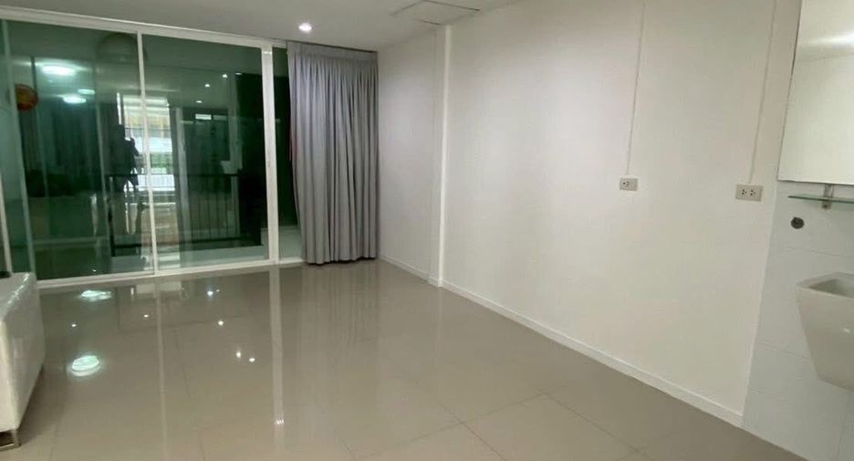 Casa adosada en alquiler de 2 habitaciones en Phra Khanong, Bangkok