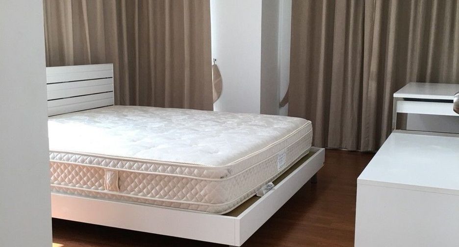 For rent 3 bedrooms condo in Khlong Toei, Bangkok