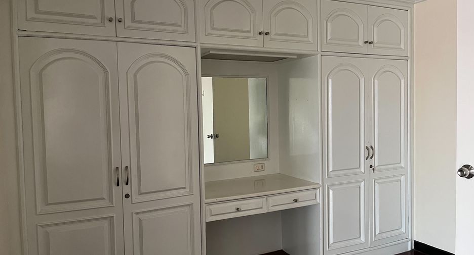 For rent 3 bedrooms condo in Khlong Toei, Bangkok