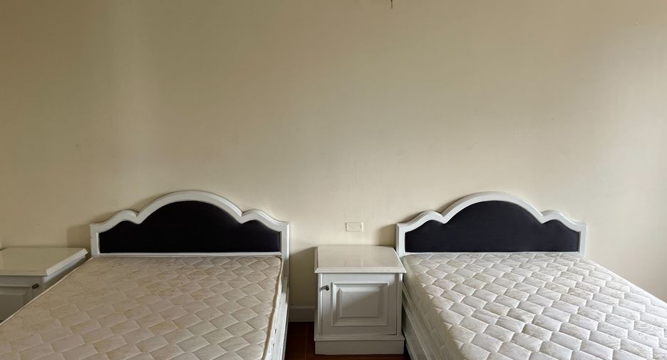 For rent 3 bedrooms condo in Khlong Toei, Bangkok