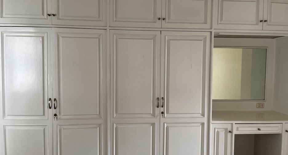 For rent 3 bedrooms condo in Khlong Toei, Bangkok