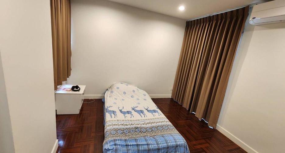 For rent 3 bedrooms condo in Khlong Toei, Bangkok
