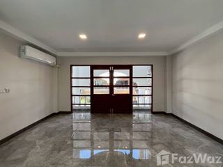 For rent 6 bedrooms townhouse in Khlong Toei, Bangkok