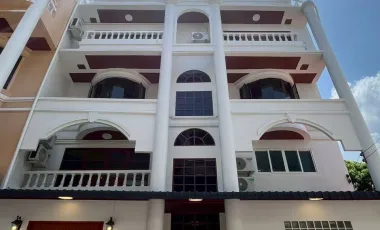 出租 6 卧室 联排别墅 在 Khlong Toei, 曼谷