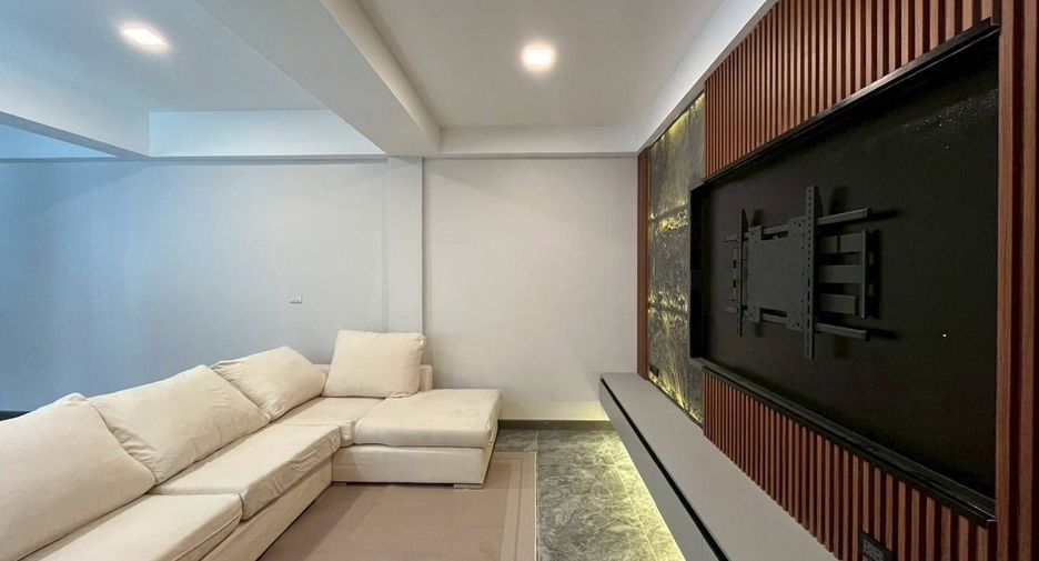 For rent 6 bedrooms townhouse in Khlong Toei, Bangkok