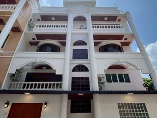 For rent 6 bedrooms townhouse in Khlong Toei, Bangkok