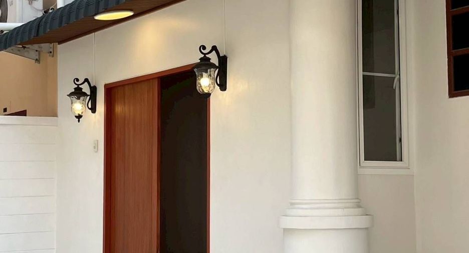 For rent 6 bedrooms townhouse in Khlong Toei, Bangkok