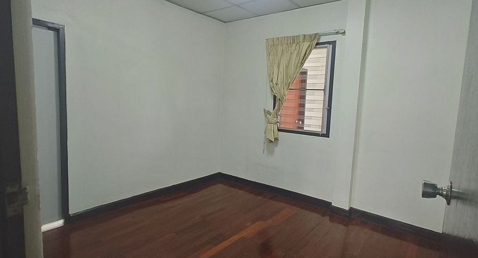 For rent 3 bedrooms townhouse in Phaya Thai, Bangkok