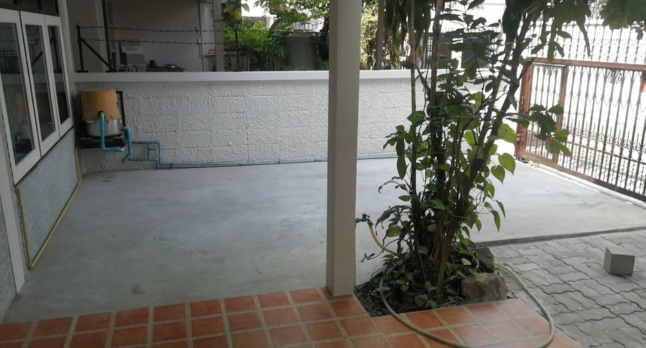 For rent 3 bedrooms townhouse in Phaya Thai, Bangkok