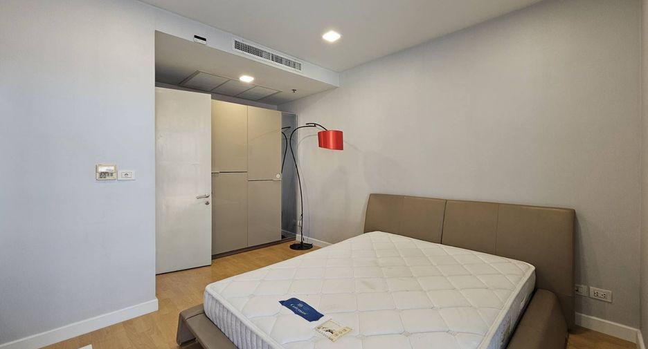 For rent 3 bedrooms condo in Khlong Toei, Bangkok