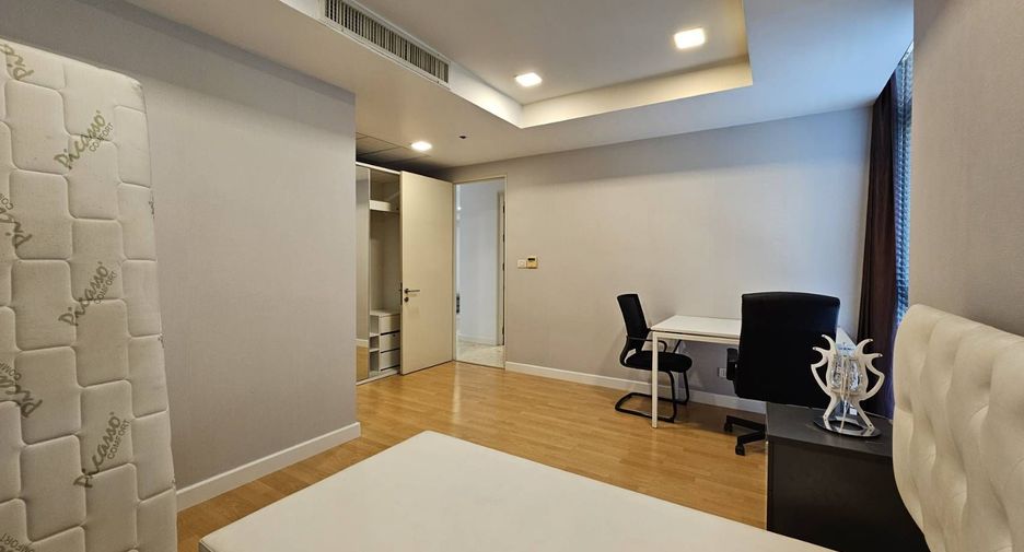 For rent 3 bedrooms condo in Khlong Toei, Bangkok