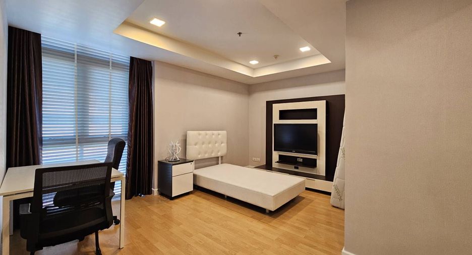 For rent 3 bedrooms condo in Khlong Toei, Bangkok