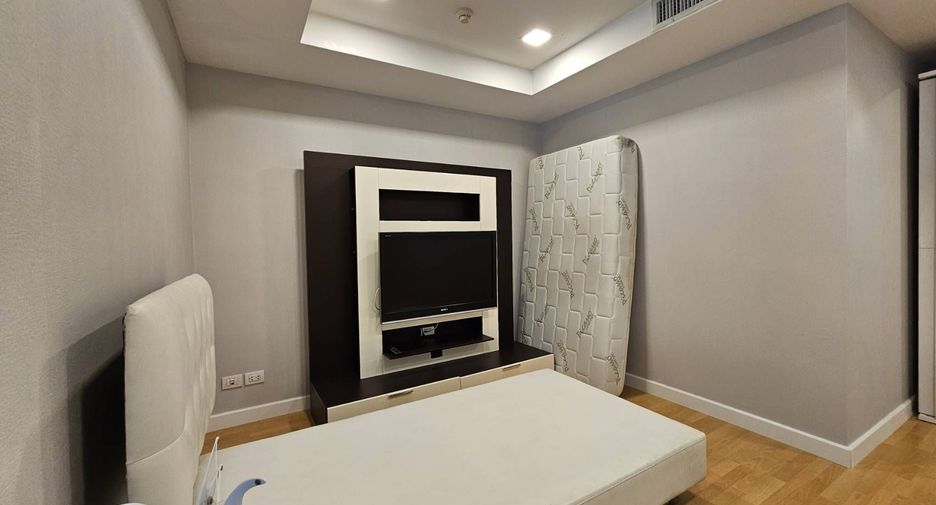 For rent 3 bedrooms condo in Khlong Toei, Bangkok