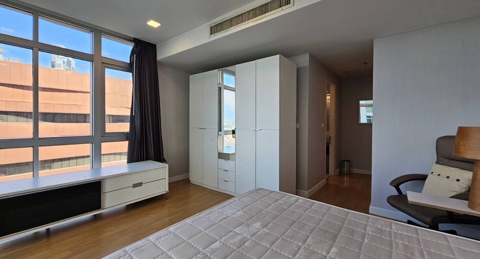 For rent 3 bedrooms condo in Khlong Toei, Bangkok