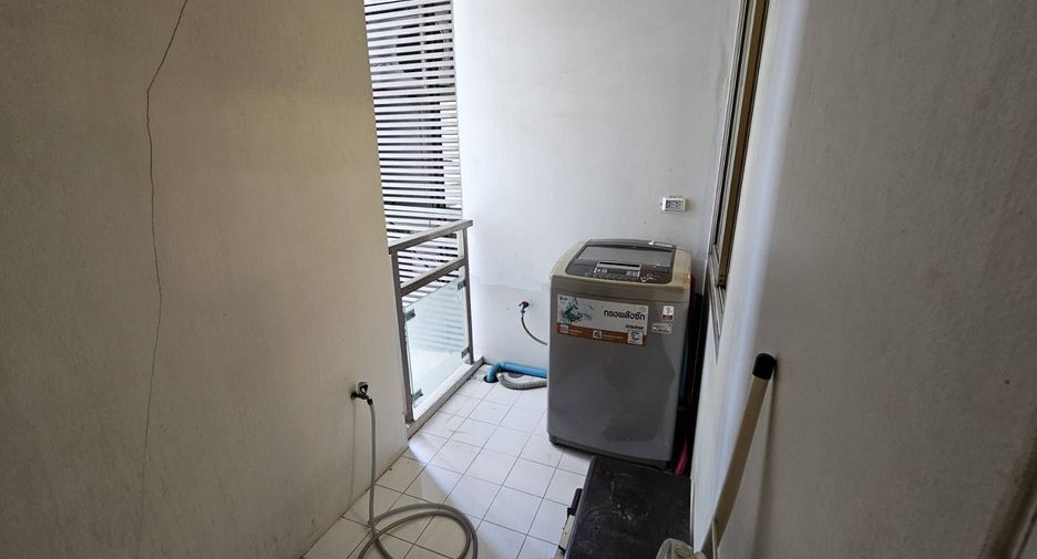 For rent 3 bedrooms condo in Khlong Toei, Bangkok