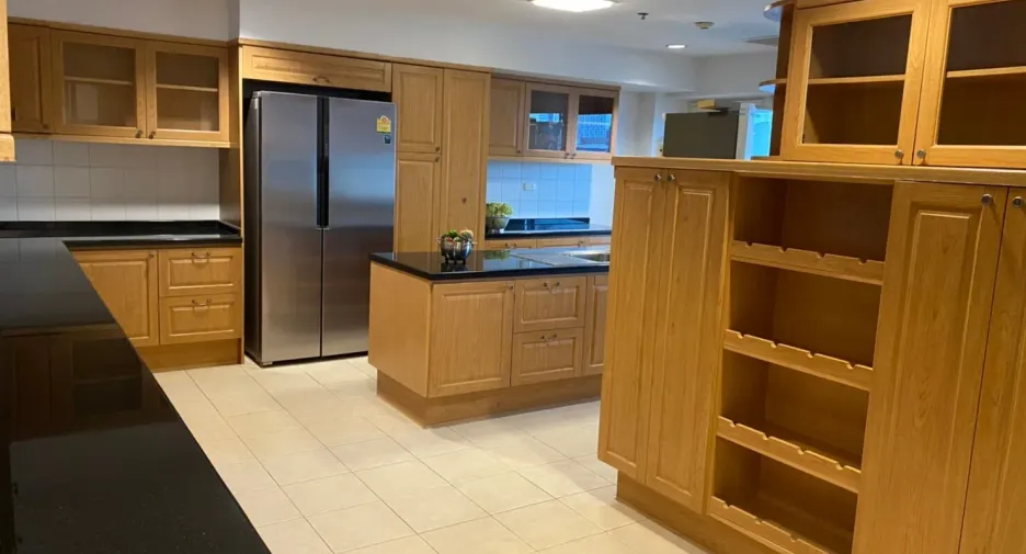 For rent 6 bedrooms condo in Watthana, Bangkok