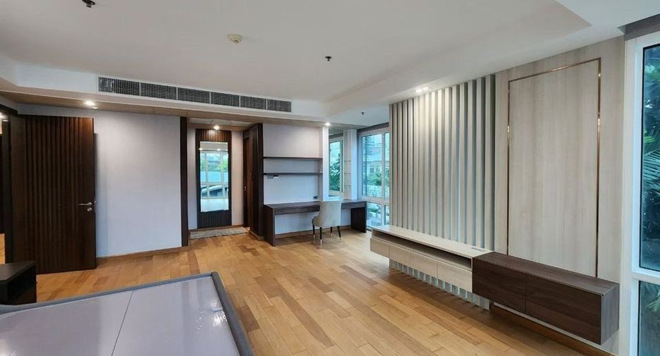 For rent 4 bedrooms condo in Khlong Toei, Bangkok