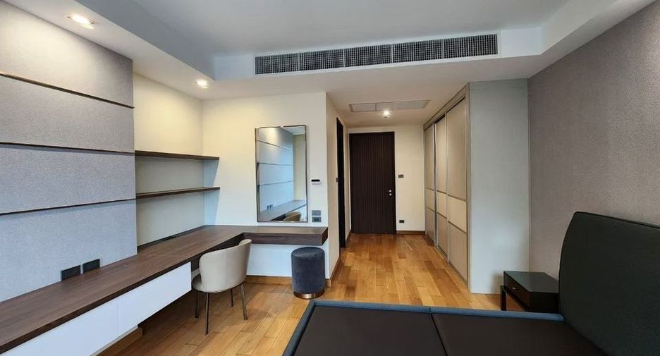 For rent 4 bedrooms condo in Khlong Toei, Bangkok