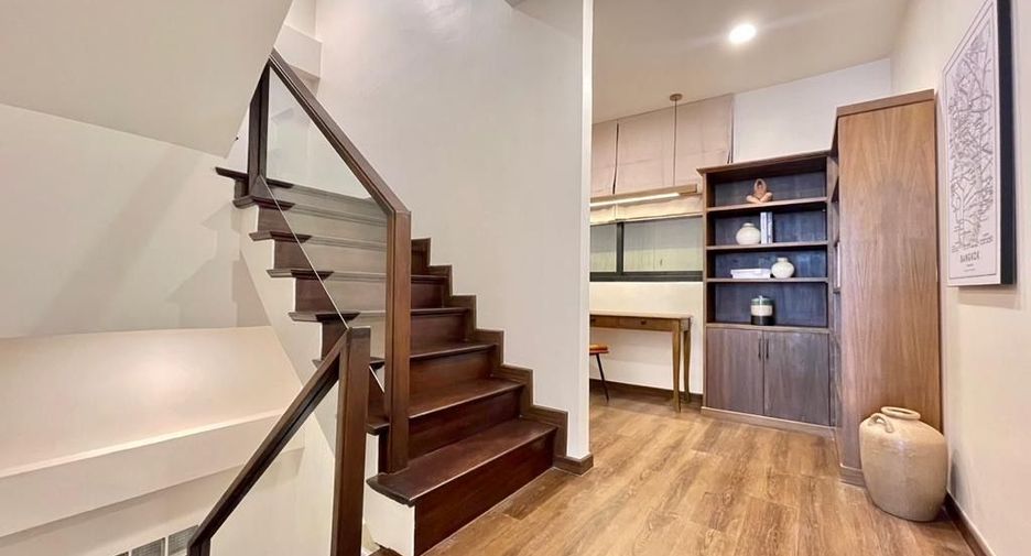For rent 3 bedrooms townhouse in Bang Rak, Bangkok