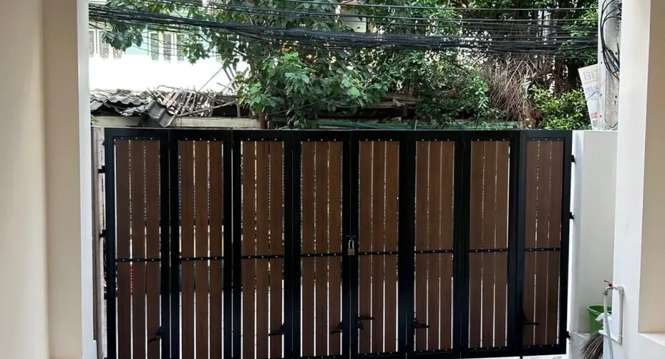 For rent 3 bedrooms townhouse in Bang Rak, Bangkok