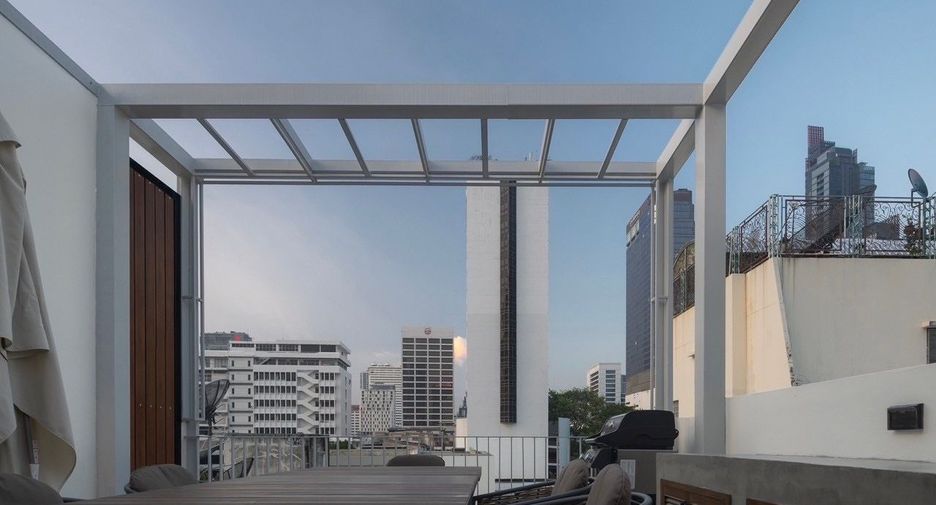 For rent 3 bedrooms townhouse in Bang Rak, Bangkok