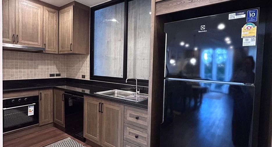 For rent 3 bedrooms townhouse in Bang Rak, Bangkok